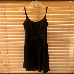 Black flow dress with velvet design